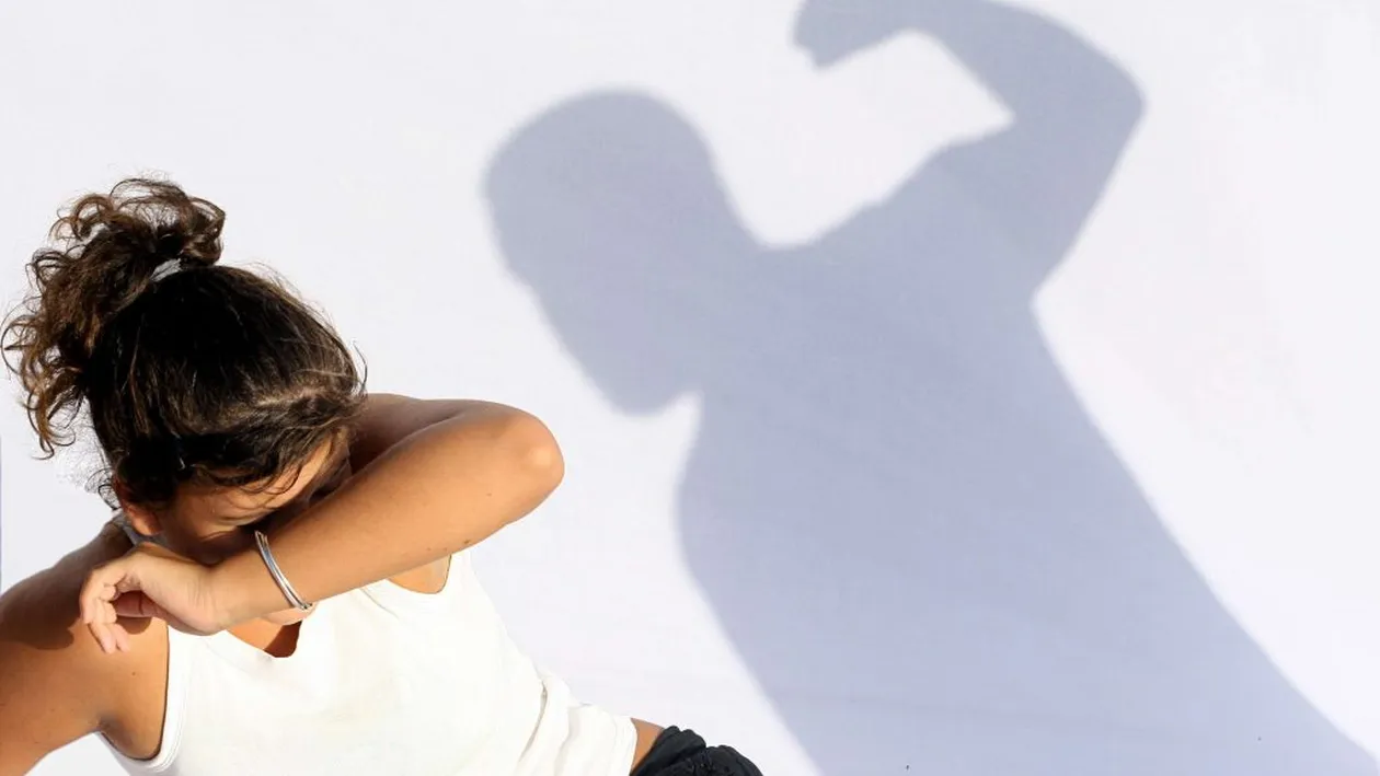 Un român din Italia și-a violat și torturat concubina. Femeia a trecut prin chinuri inimaginabile