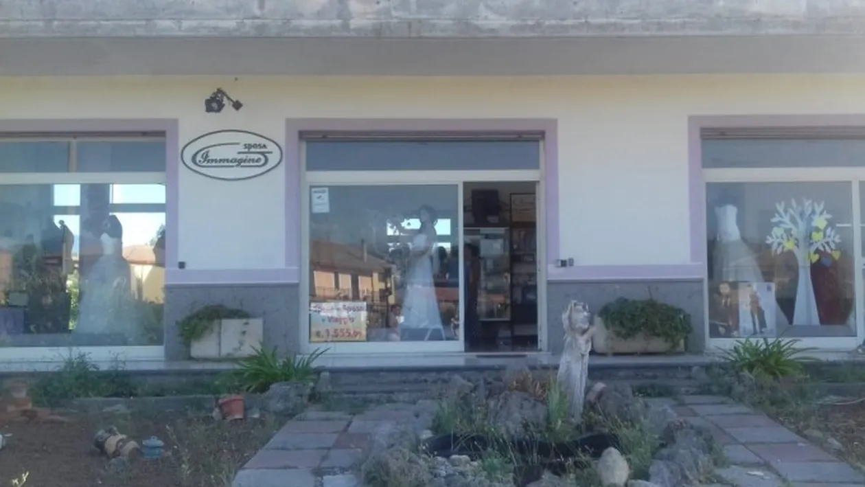 Trei români arestați în Italia după ce au furat rochii de mireasă în valoare de 150.000 de euro