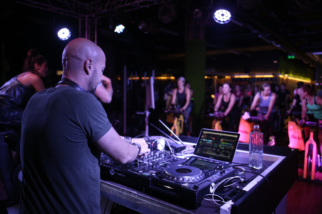 DJ Sasha Lopez a fost ”forță” la butoane în cel mai dotat centru de fitness din București, ”The Movement”