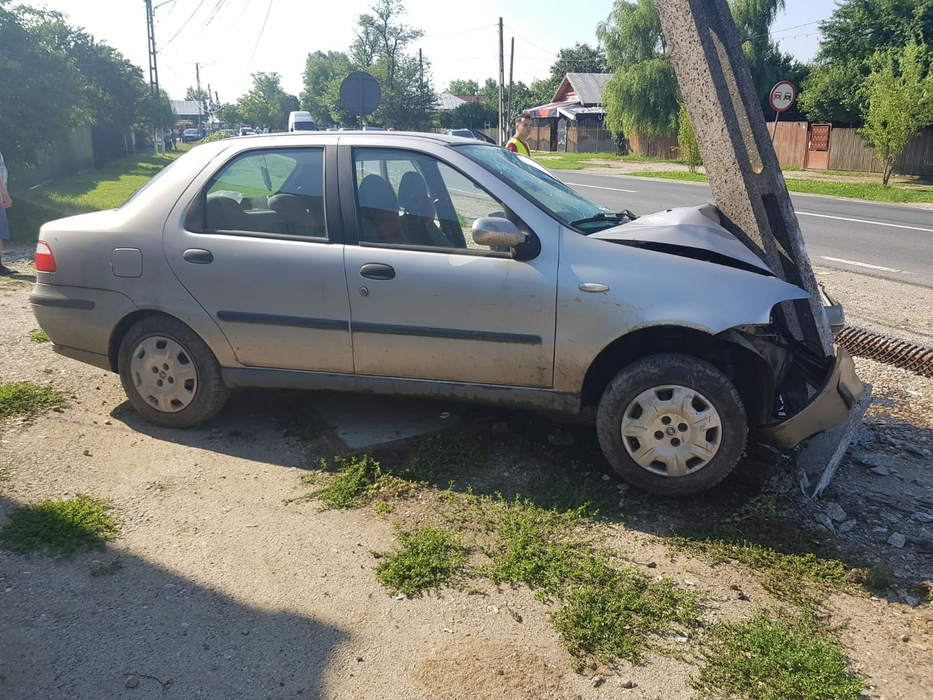 După ce l-a lovit pe biciclist, șoferul a izbit un stâlp