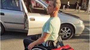 Marius, livratorul în scaun cu rotile a rămas șomer. Apel disperat al bărbatului pentru un nou loc de muncă