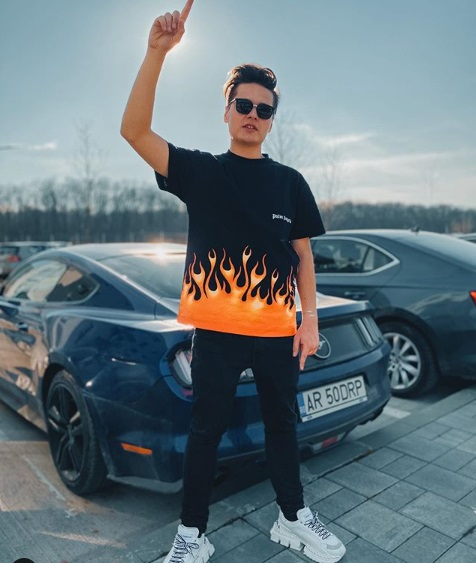 Ce scrie în buletinul lui Selly și cine este vloggerul din generația tânără, milionar în euro