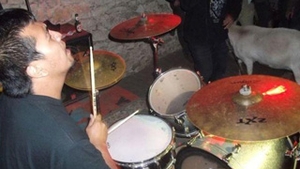 La concertul astora n-ai vrea sa te duci in viata ta! O trupa de rockeri canta prin cluburi alaturi de o capra  - Vezi imaginile cu colega lor de scena