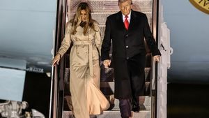 Melania Trump a atras toate privirile în Marea Britanie cu ținuta sa. Cât costă paltonul purtat de Prima Doamnă