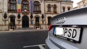 VIDEO. Șoferul mașinii cu numărul M&%# PSD: “Probabil am deranjat pe cineva, asta o numesc hărțuire!” Cum i-au confiscat polițiștii plăcuțele