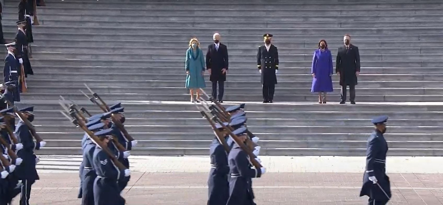 Jill Biden, apariția ravisantă la ceremonia de învestire a soțului ei în funcţia de preşedinte al SUA. Melania Trump a încălcat tradiţia transferului puterii | FOTO & VIDEO