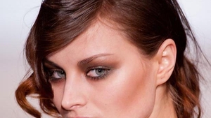 Un supermodel roman a dat Parisul pe Caracal! Alina Nine a schimbat catwalk-ul cu asfaltul din Oltenia