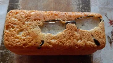 Un brutar şi-a pierdut ochelarii în aluat şi n-a observat nici măcar după ce pâinea a fost gata!  