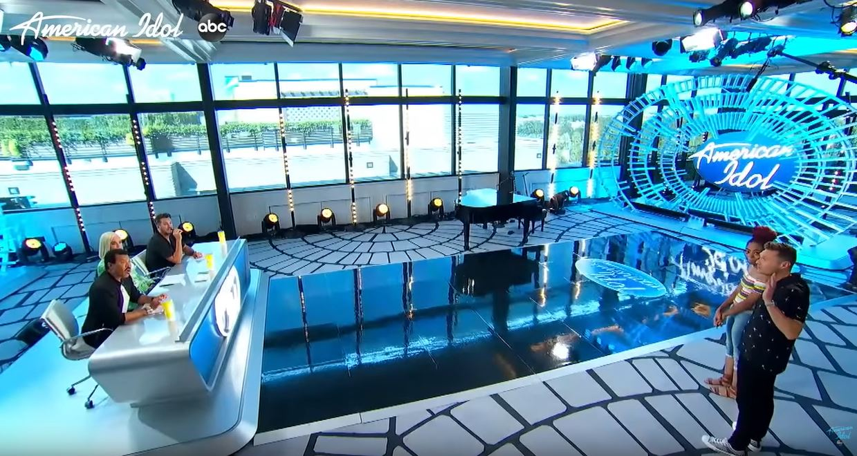 Premieră la American Idol! O concurentă a intrat în competiție fără să se înscrie la audiții și i-a uimit pe jurați cu vocea ei