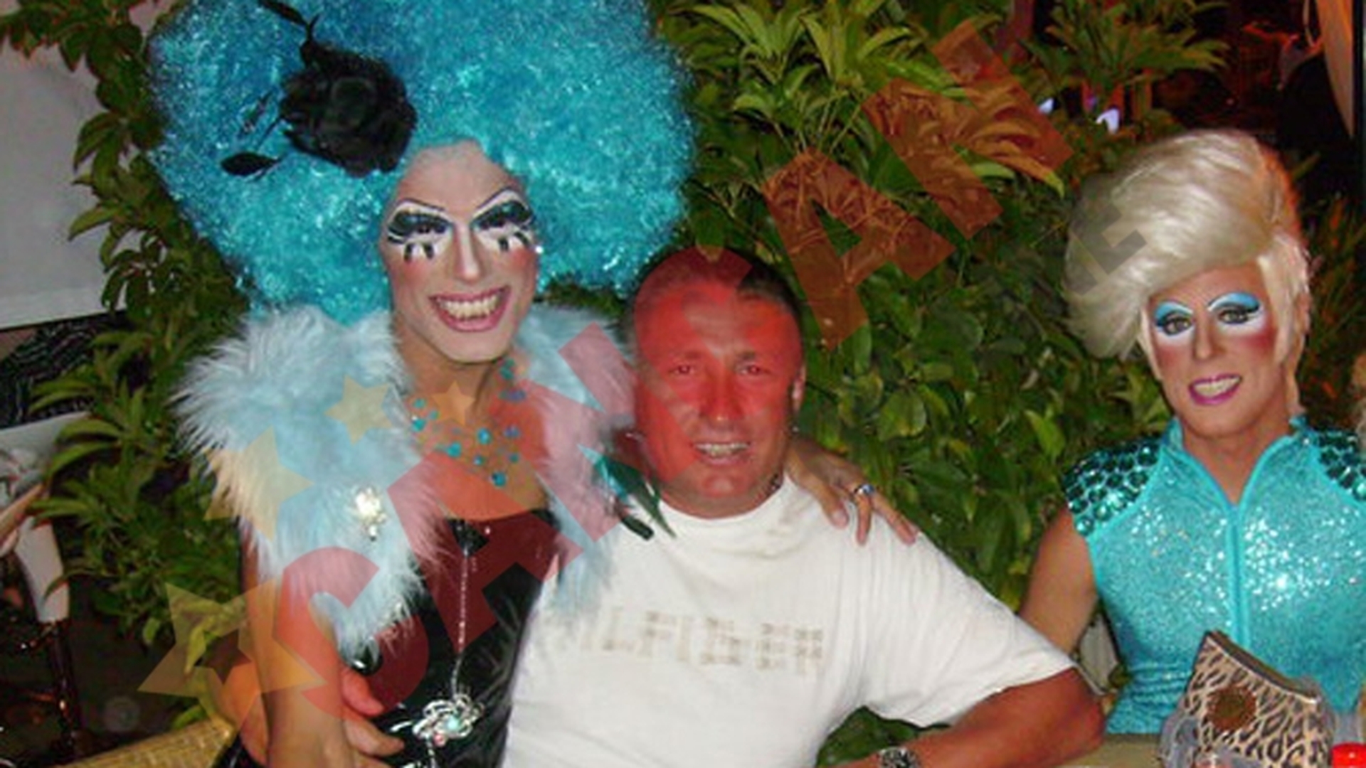 Maharu s-a lasat incalecat de un travestit