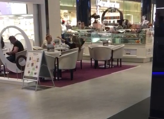 Diana Munteanu a incurcat mall-ul cu dormitorul 01