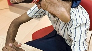 Plastic Man  exista! Vezi aici imagini cu omul care isi innoada mainile la spate!