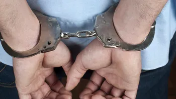 Tânărul care și-a violat fosta iubită în vârstă de 15 ani, în toaleta unui mall din Galați, a fost arestat