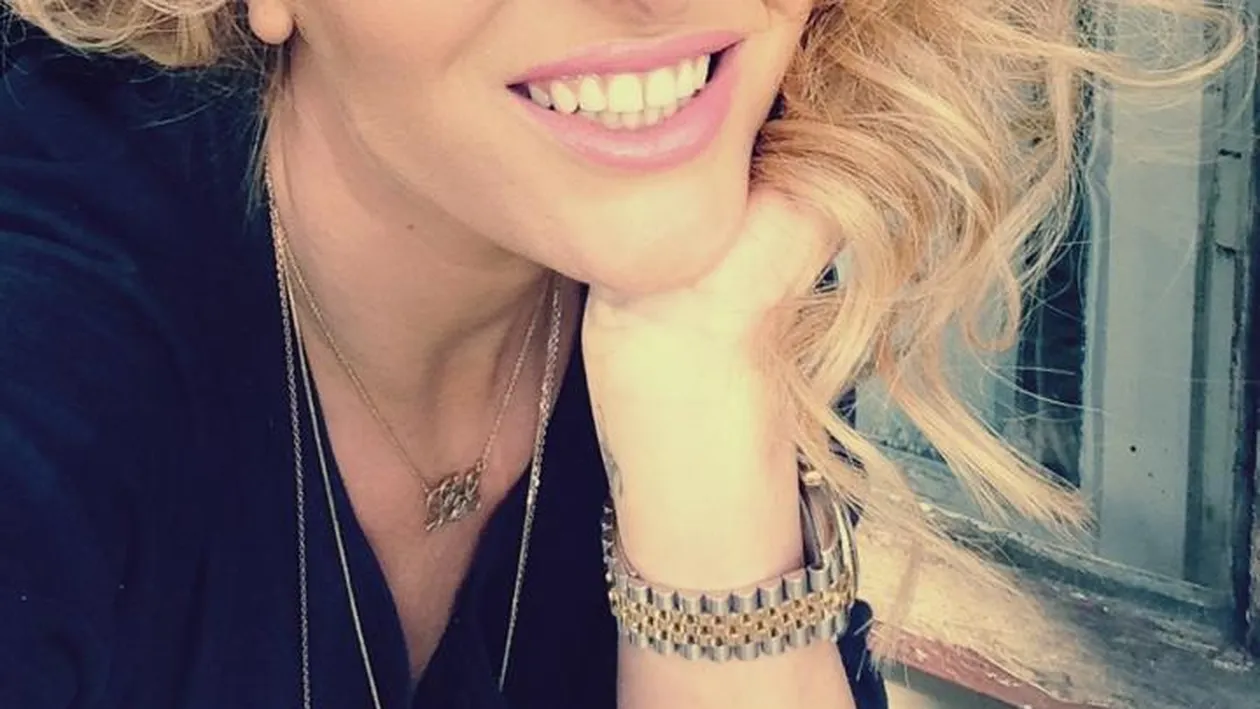 Delia a găsit o metodă inedită de a-şi personaliza hainele! Îşi scrie pe ele numele parfumurilor preferate. Îţi place ce a ieşit?