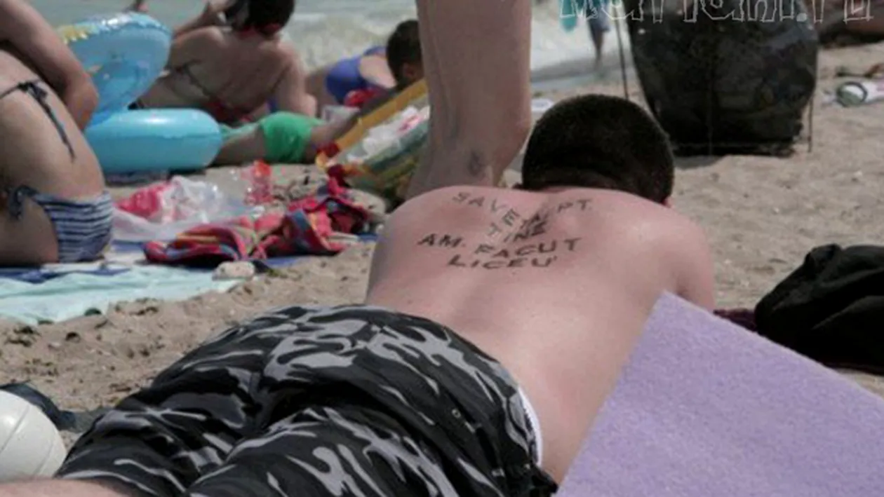 Cel mai tare tatuaj de pe plaja! Vezi mesajul demential cu care cocalarul asta a facut pe toata lumea sa lesine de ras la mare