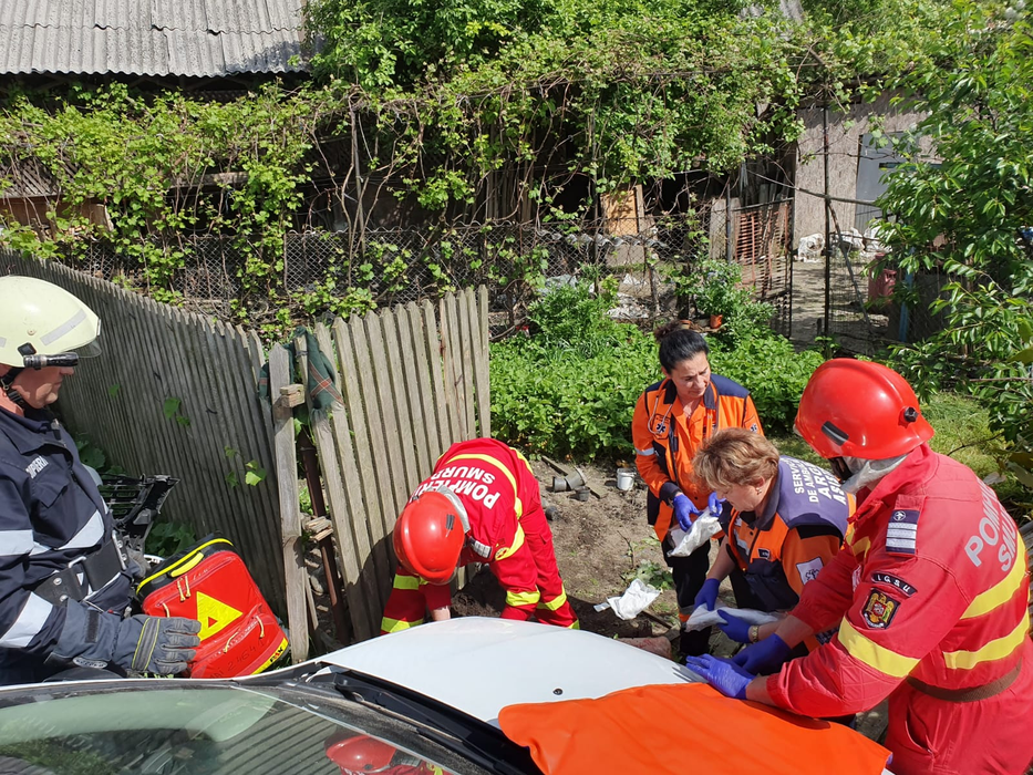 Femeia a fost prinsă sub autoturism