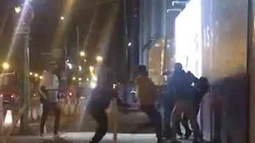 Bătaie ca-n filmele „cu Van Damme” pe stradă, în Timișoara, chiar lângă secția de poliție. VIDEO