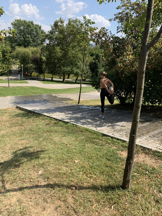 În sutien și cu pantaloni mulați, Otniela a răvășit asistența