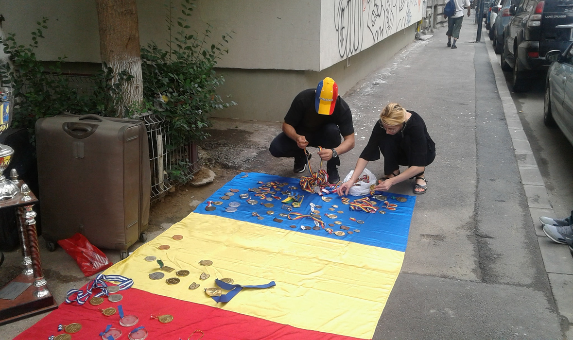Scandal în gimnastica romanească! Marian Drăgulescu protestează în strada după ce a fost scos din lotul pentru Europene
