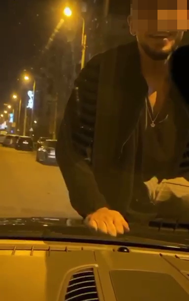 Jador a condus pe o stradă din București în timp ce pe capotă se afla un tânăr
