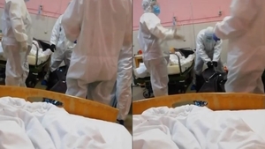 Imagini greu de privit! O femeie decedată de COVID-19 este băgată într-un sac direct de pe patul de spital, în fața celorlați pacienți