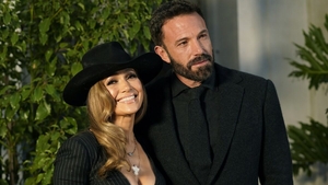 Ben Affleck își îndreaptă atenția spre o dragoste mai veche, în vreme ce Jennifer Lopez strălucește la Premiile Grammy