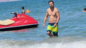 Dani Oţil umblă după rating şi în vacanţă. A făcut… baie de mulţime la plajă!