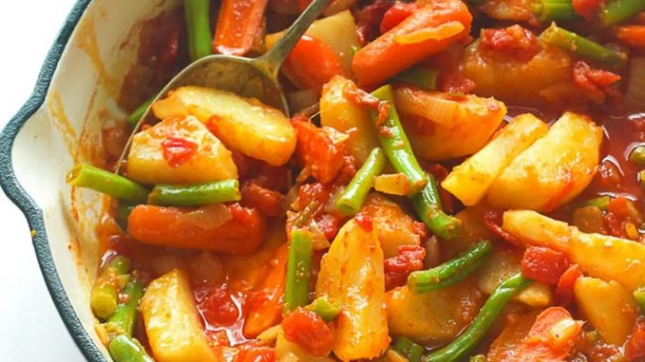 Rețeta zilei, 17 decembrie 2025: ghiveci călugăresc ca la Prislop. O rânduială a gustului, a răbdării și a legumelor adunate cu grijă