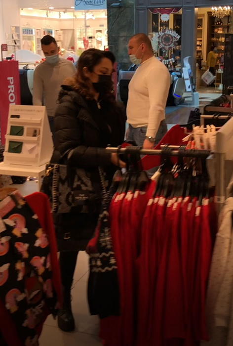 Andra, la cumpărături pentru copiii ei