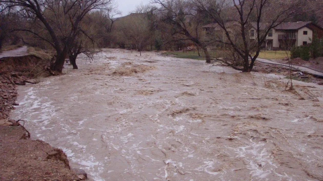 Ploile din ultimele zile ar putea devasta tot! COD ROSU de inundatii