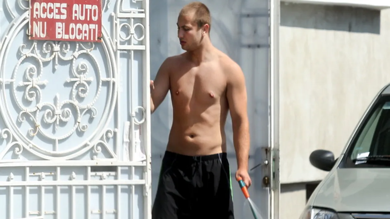 Cum e viata de dupa tragedie. Fiul criminalului de la Perla s-a intors in casa parinteasca si incearca sa uite!