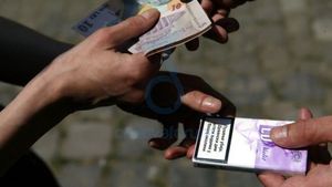 Infracțiunile ”obișnuite” nu se opresc nici în stare de urgență! Un bărbat a fost prins în timp ce vindea țigări de contrabandă pe stradă