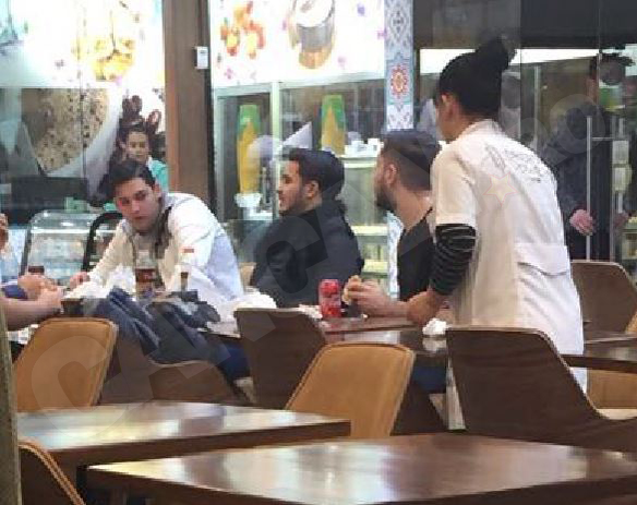 Fulgy a „ars-o“ romantic cu băieţii, la şaorma, la o săptămână de la despărţirea de logodnică