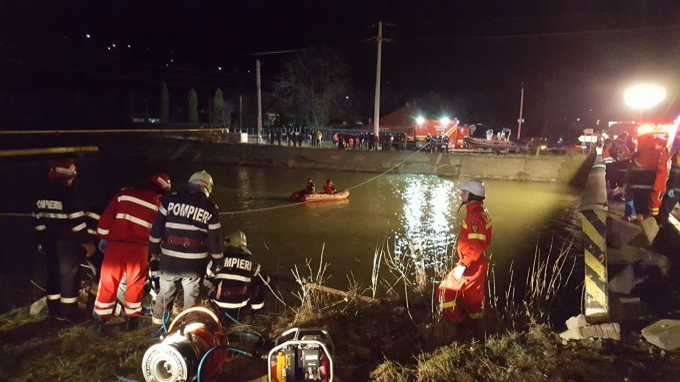 Operațiunea de salvare din râul Bistrița (FOTO: ISU Neamț)