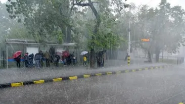 Ploile torențiale fac din nou ravagii în România! Zeci de case și străzi au fost inundate!