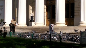 Un batranel simpatic din Bucuresti pare rupt din filmul "Singur acasa"! Vezi ce-a facut!