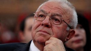 Incredibil! Ce sumă trebuie să scoți din buzunare pentru o lună de internare în azilul în care se află Alexandru Arșinel