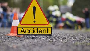 Accident tragic în Buzău! Maşină zdrobită de un TIR: doi tineri au murit în urma impactului violent