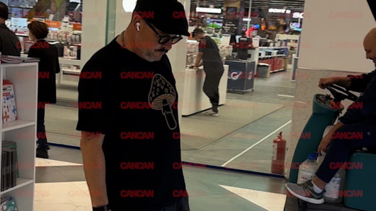 Mihai Bobonete în căutare de gadgeturi în mall
