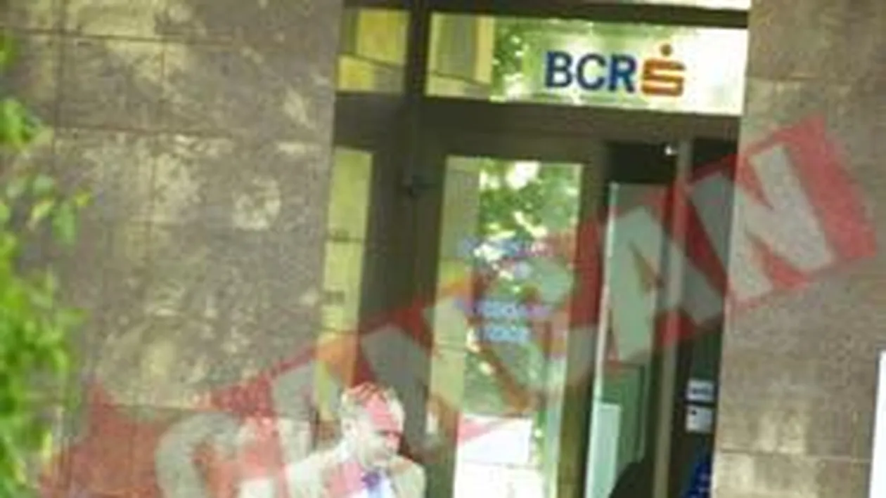 Alesii natiei isi schimba leii in valuta