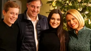 Andreea Esca a dat startul petrecerilor de sărbători! Poze emoționante alături de părinții ei