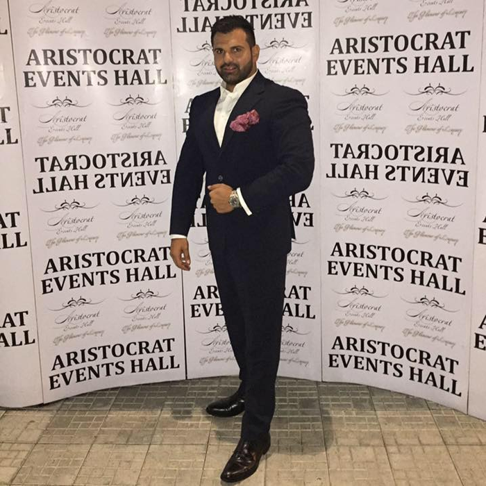 Florin Pastramă pozează într-un om de afaceri de succes