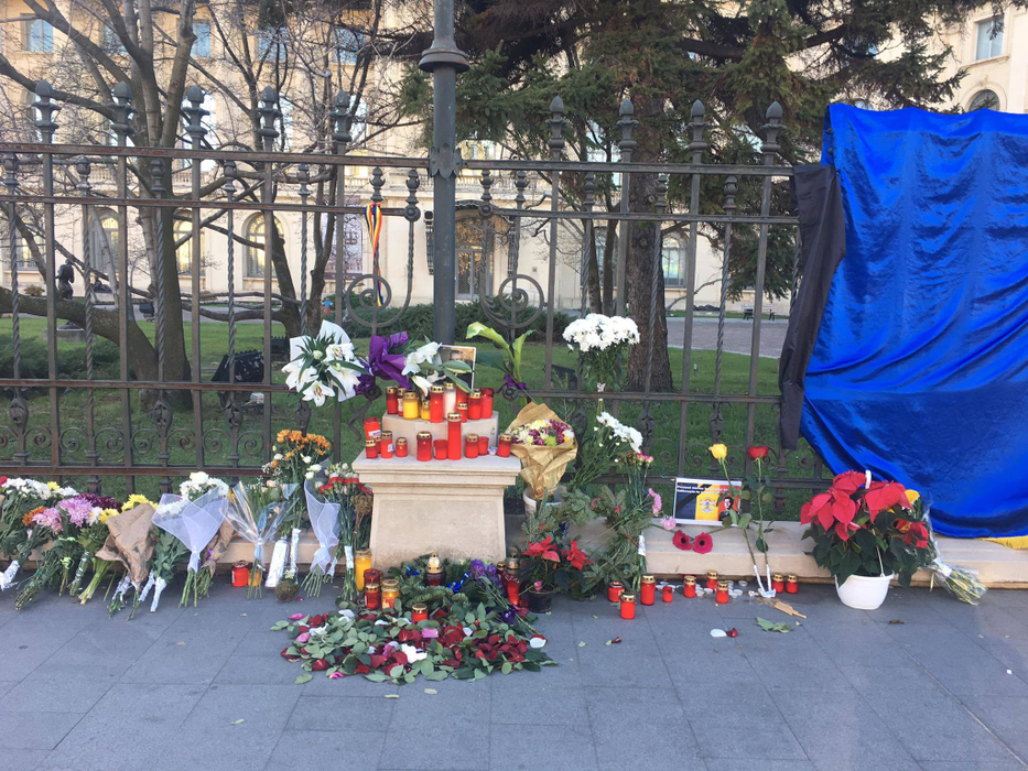 CANCAN.RO transmite LIVE de la Palatul Regal, locul în care va fi depus sicriul cu trupul neînsufleţit al Regelui Mihai! Imagini sfâşietoare