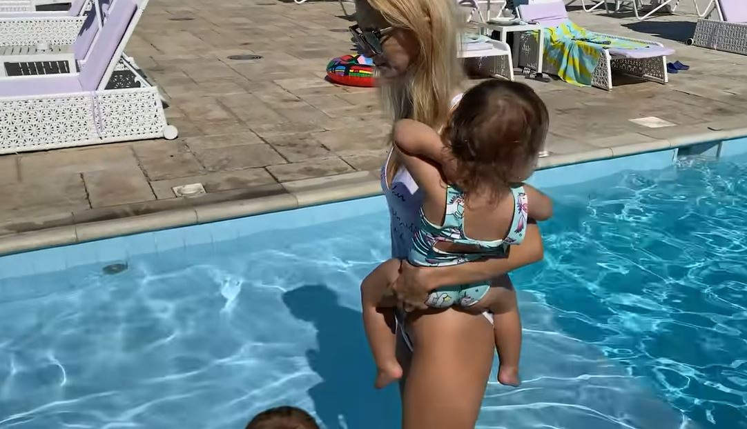 Andreea Bălan, gafă în timp ce se afla la piscină cu fiicele. I s-au văzut zonele intime prin costumul de baie alb și decupat | VIDEO