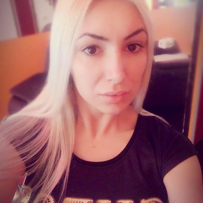 O cunoscută blondă de la noi recunoaşte că s-a prostituat! Acum e însărcinată în patru luni