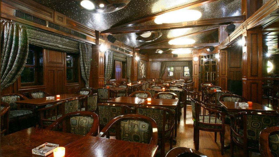 Vești proaste pentru reprezentanții HoReCa. Barurile și restaurantele din Constanța rămân închise în interior