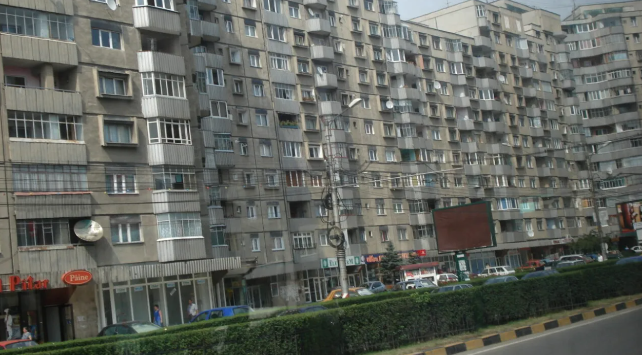 Război total între vecini, într-un bloc din Capitală! Ce au surprins camerele de pe palier i-a uimit până și pe judecători