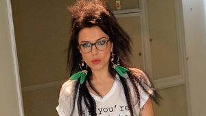 Aroganta la inaltime! DJ Wanda a zburat cu avionul, de la Londra, in minijup si accesorii de 5.000 de euro pe ea!