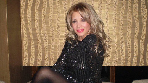 Sexy avocata de la Timisoara a socat pe toata lumea cu noua sa masina! vezi cum reactioneaza barbatii cand o vad!