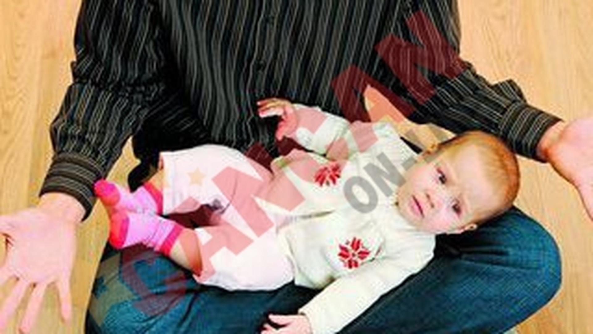 Printul Paul invata sa schimbe scutece
